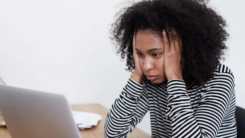 Elle consulte son reseau de distribution